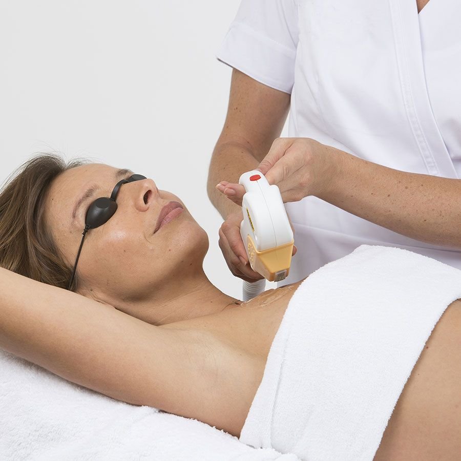 Traitement lumière pulsée professionnelle en institut de beauté - épilation définitive