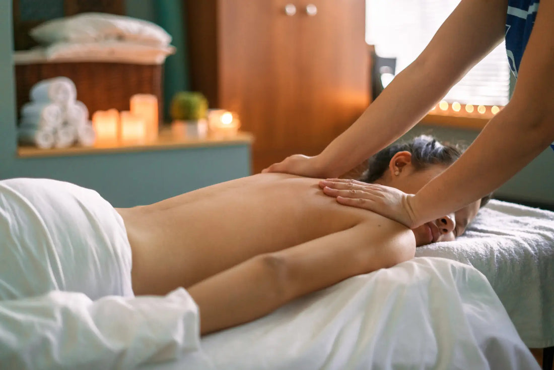 Une personne reçoit un massage de bien-être au dos dans un spa serein pour réduire naturellement le stress
