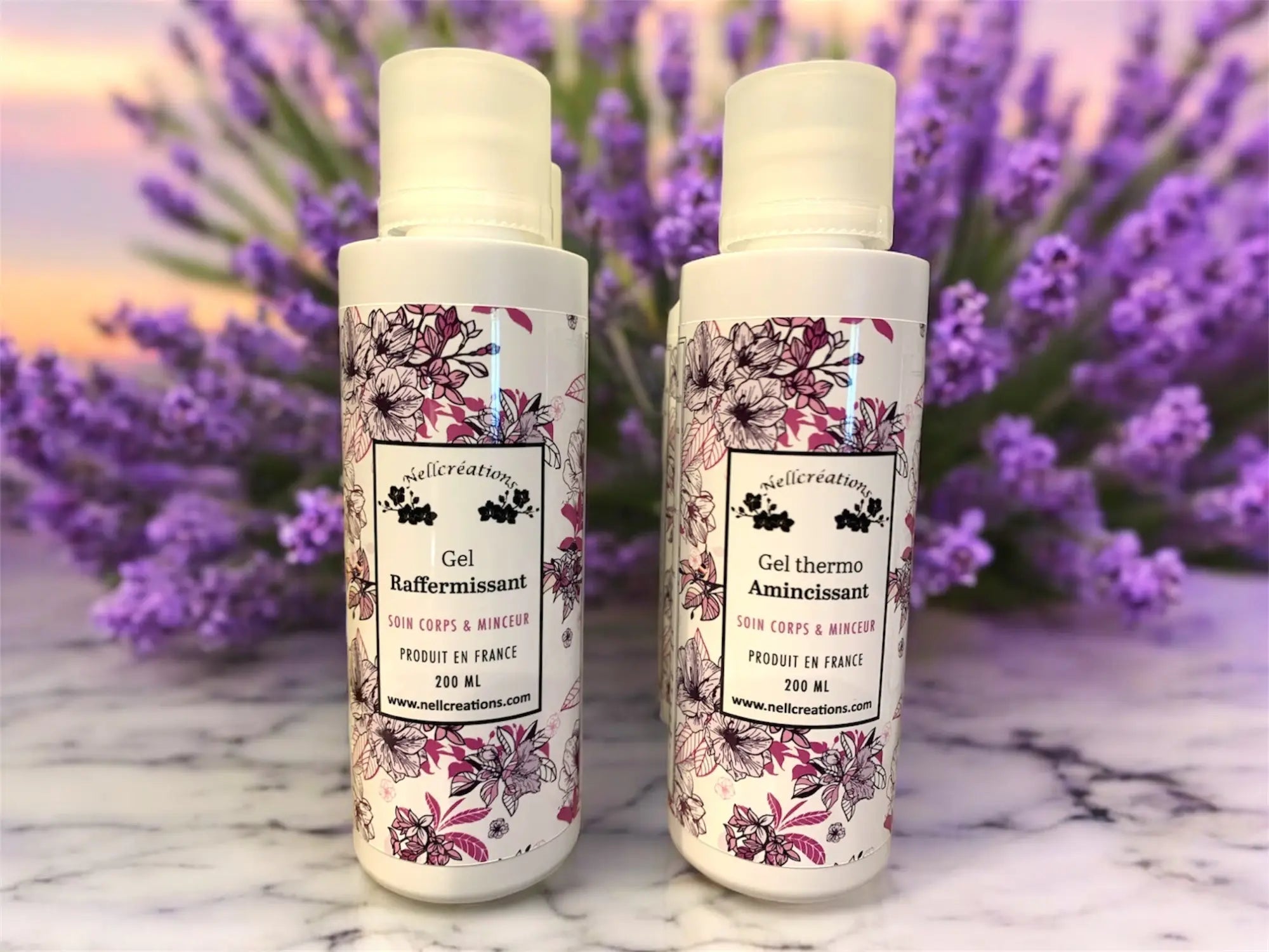 Deux flacons blancs en plastique de 200 ml de gel raffermissant pour le corps avec étiquette florale de nell créations