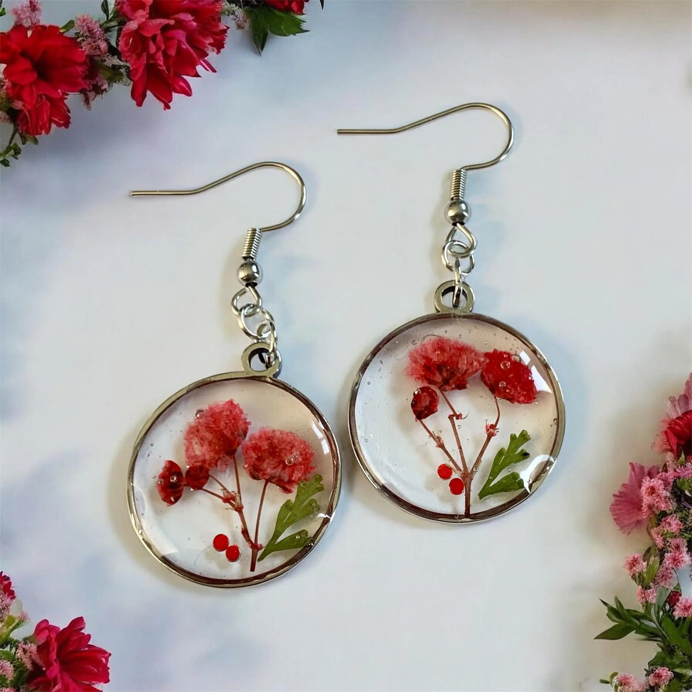 Boucles d’oreilles douceur du printemps en résine circulaire avec fleurs rouges et feuilles vertes préservées encadrées en verre clair avec crochets métal argenté