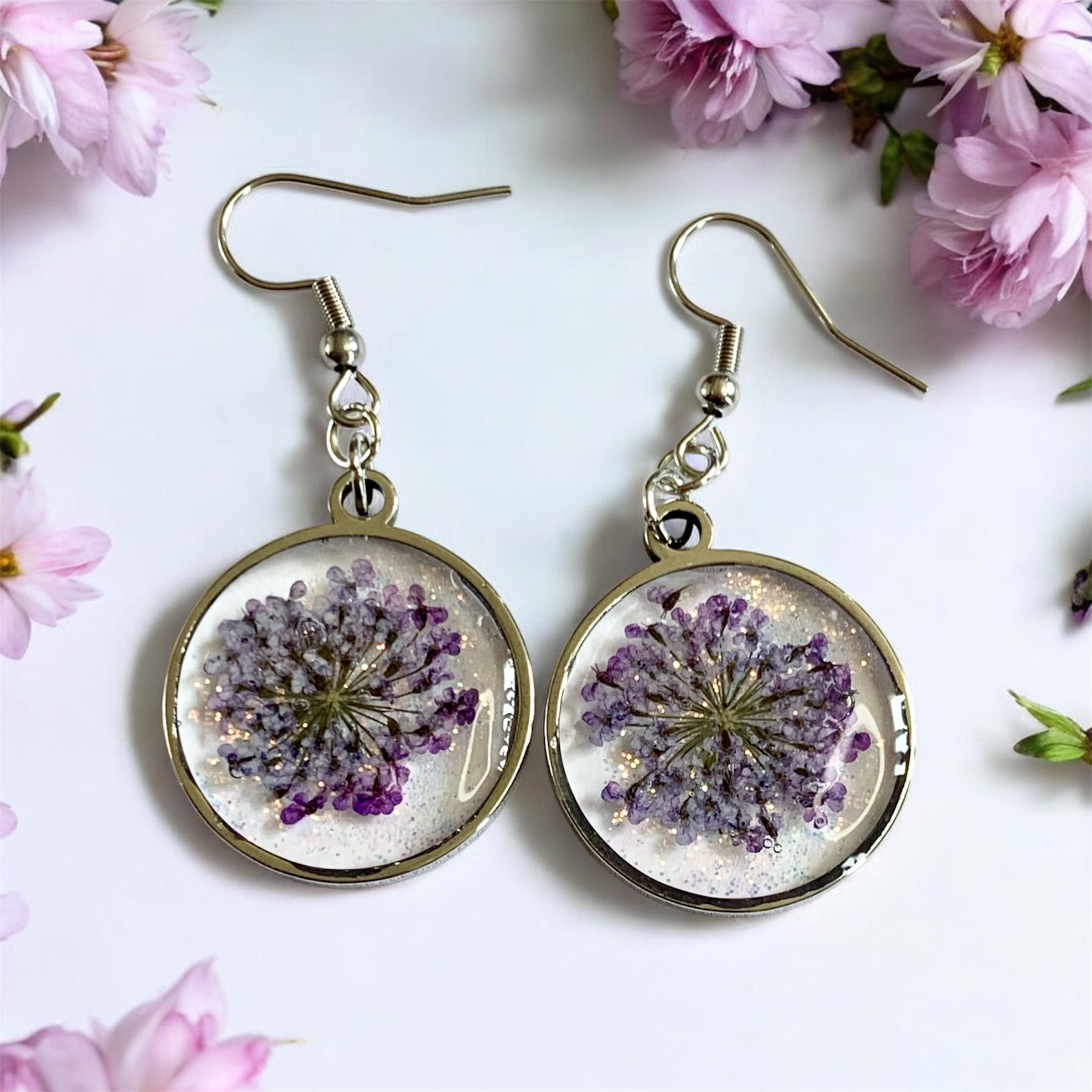 Boucle d'oreilles avec des fleurs séchées et de la résine UV
