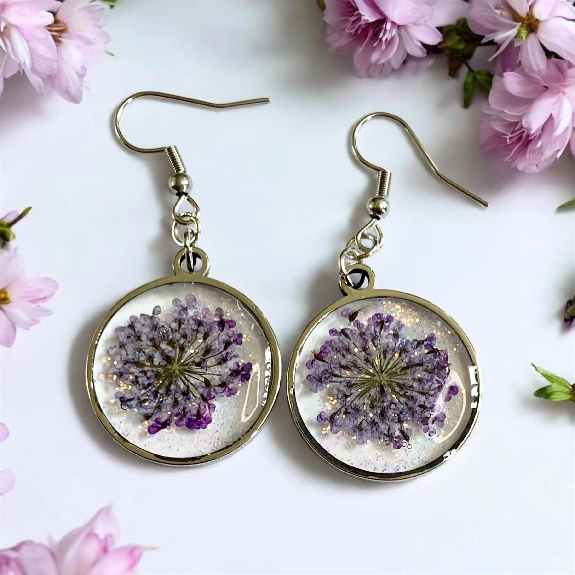 Delicate boucles d’oreilles circulaires fleur de givre avec fleurs violettes préservées en résine et bord doré