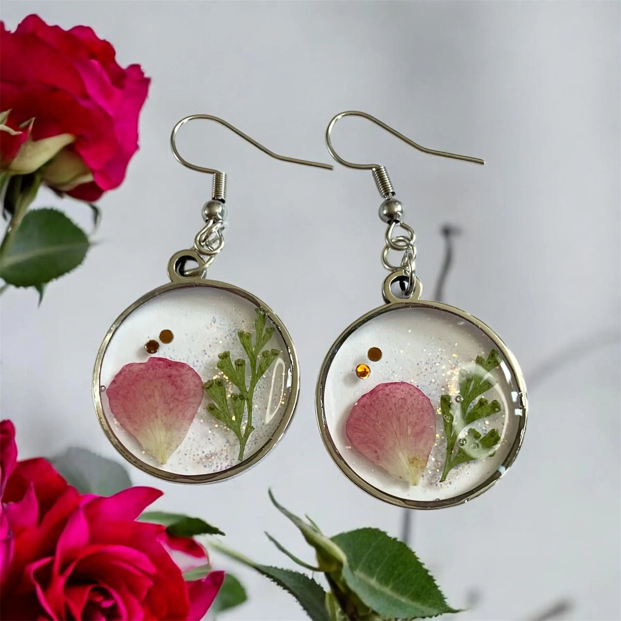 Boucles d’oreilles pétale de rosée nellcréations en résine circulaire avec pétales de rose roses et fougères vertes