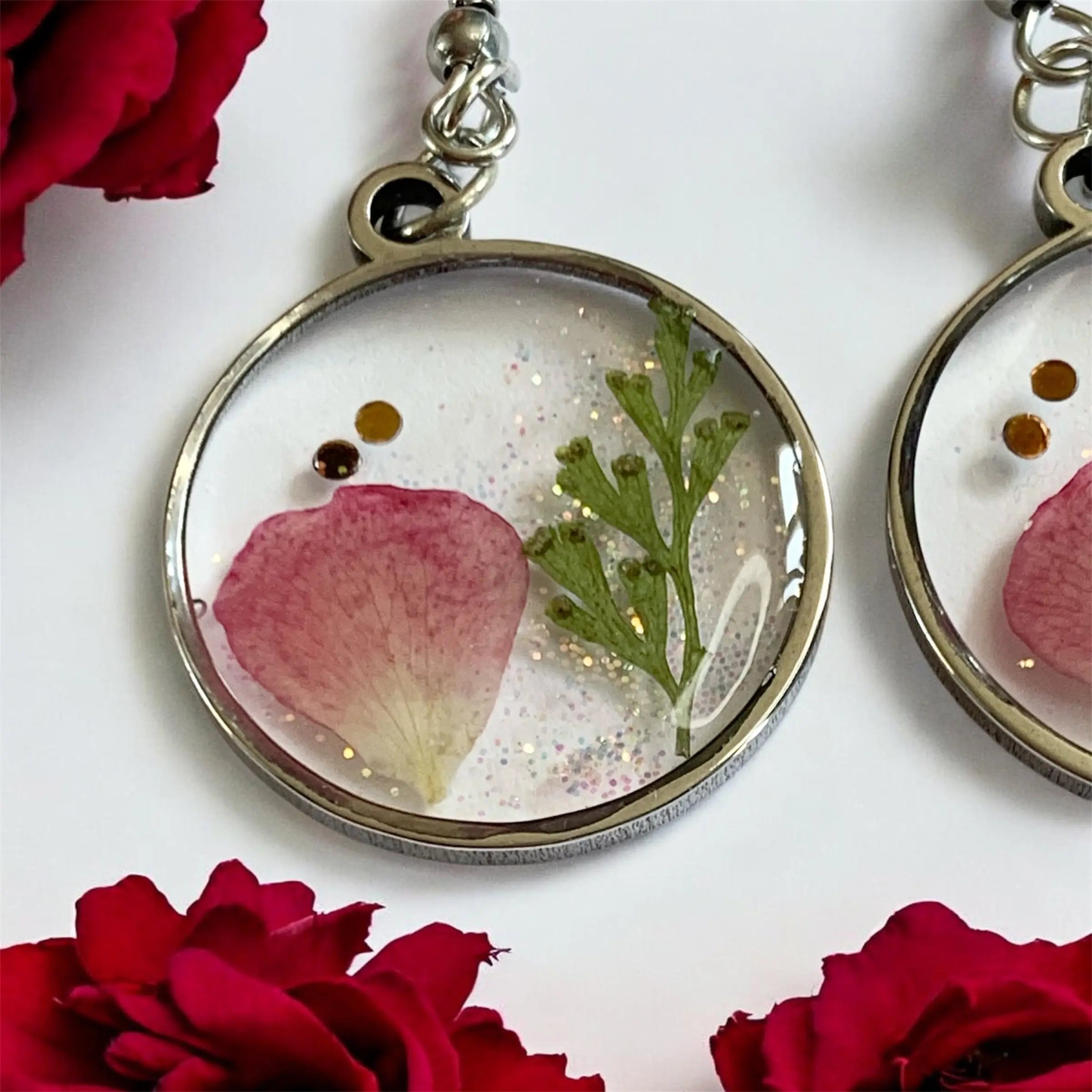 Boucles d’oreilles pétale de rosée nellcréations avec pétale de rose rose et fougère verte incrustés dans résine pailletée