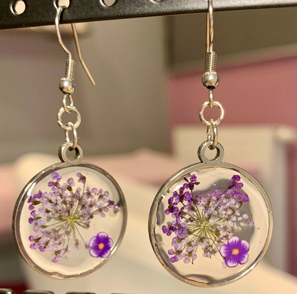 Boucles d’oreilles violettes fimo by nellcréations with wild purple and white flowers in silver resin circles