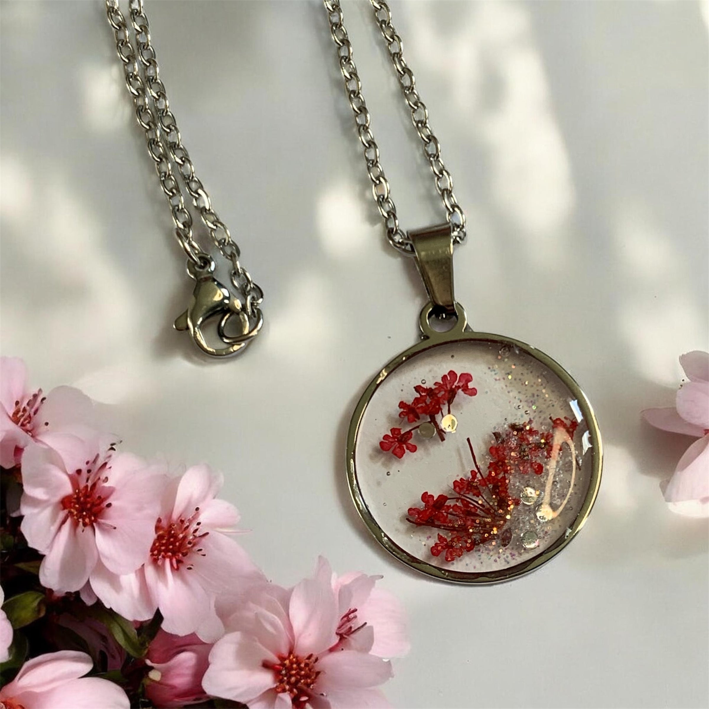 collier fleur séchée avec de la résine uv 