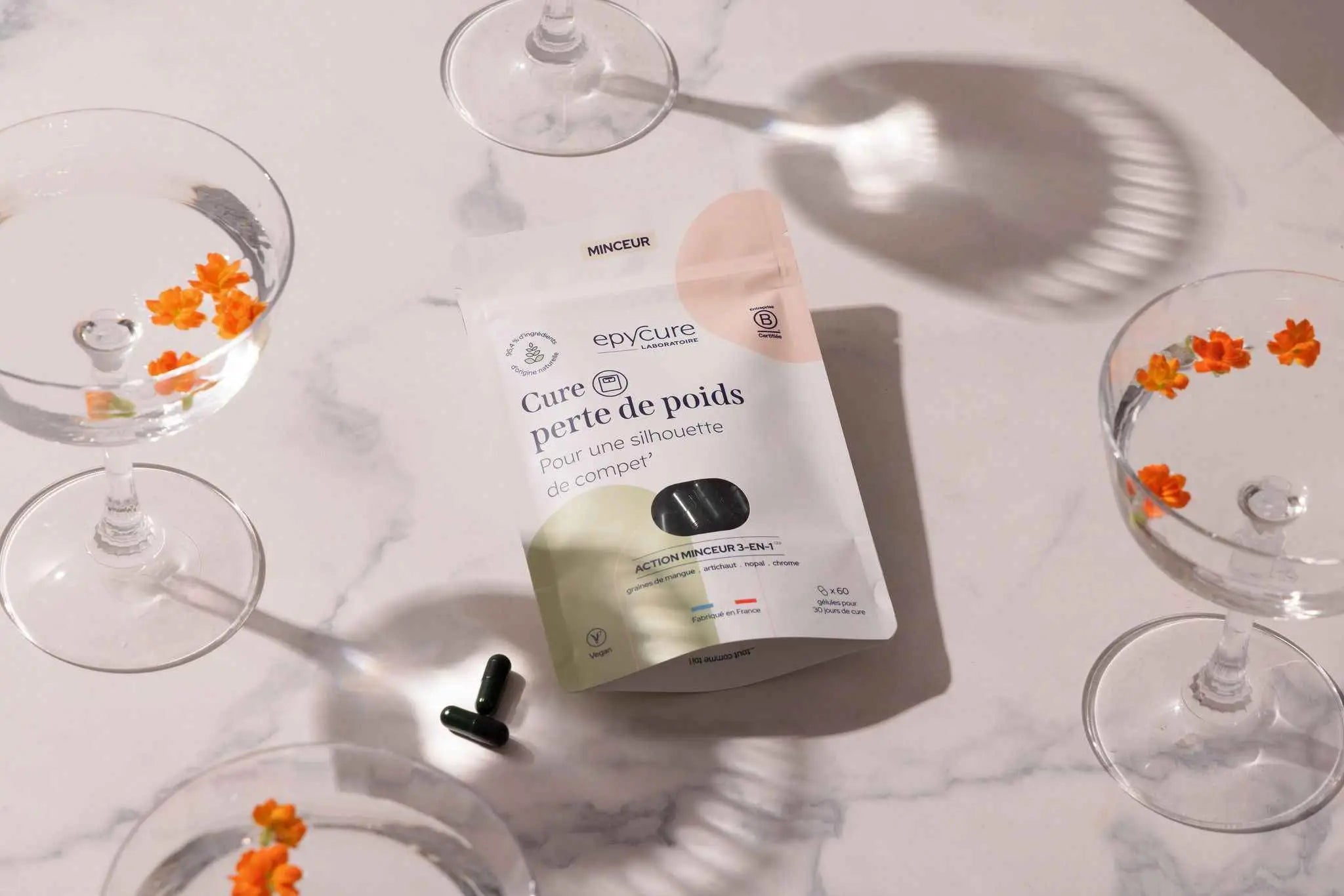 Un sachet épuré blanc et beige de capsules minceur epycure cure perte de poids avec design minimaliste et texte noir