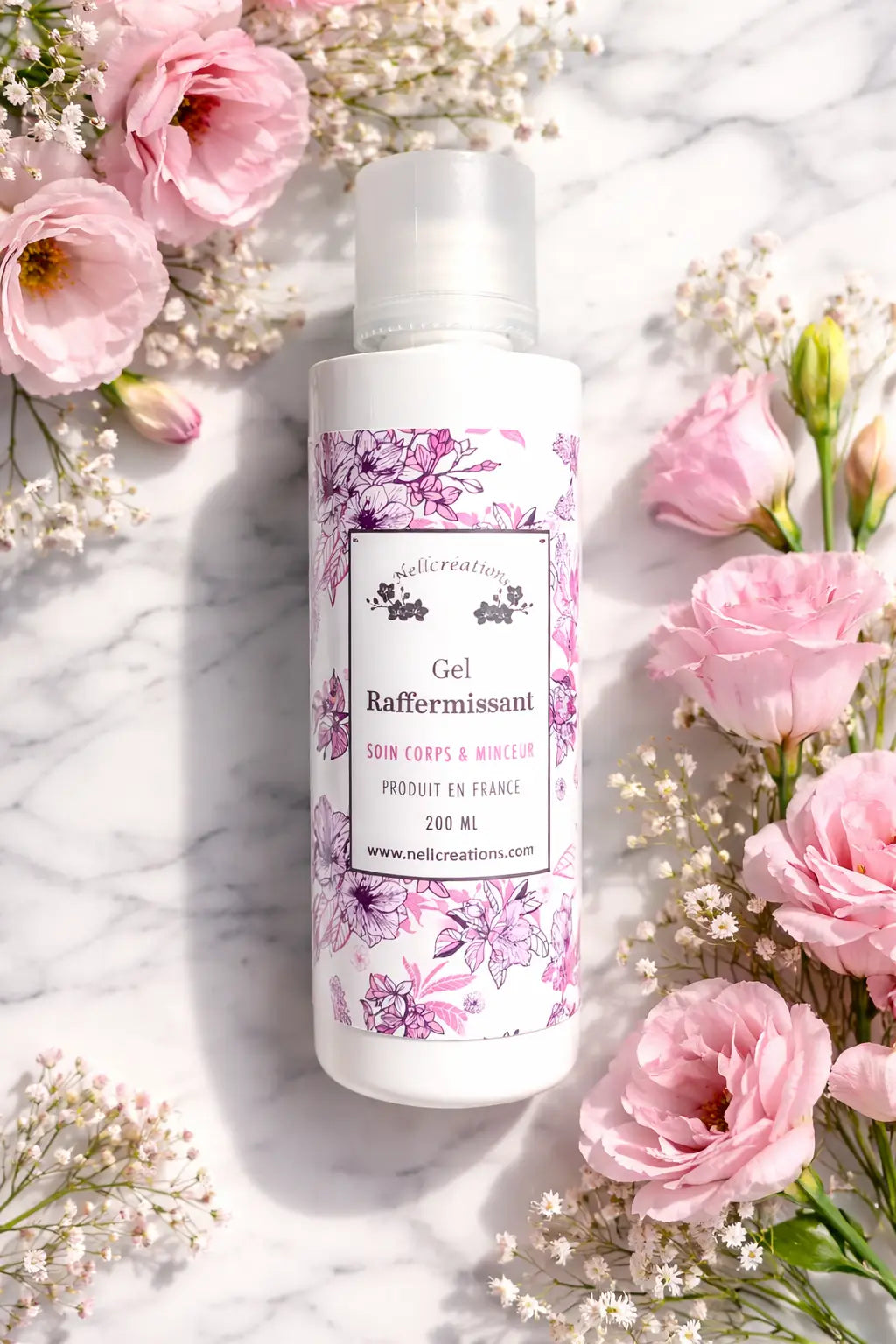 Un flacon blanc de gel raffermissant corps et contour nellcréations 200 ml avec une étiquette florale rose et texte noir