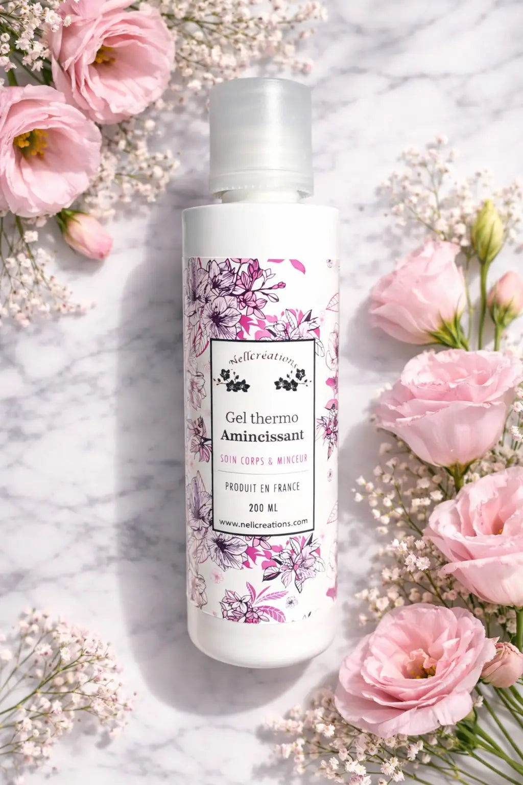 Bouteille blanche cylindrique avec étiquette florale rose et violette gel thermo amincissant par nellcréations