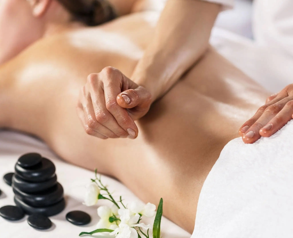 Pile de pierres de massage en basalte noir lisse disposées en pyramide pour massages corps