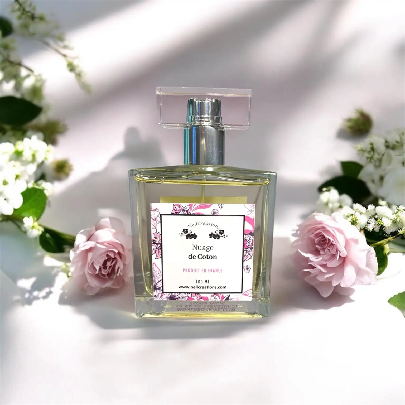 Un flacon en verre transparent avec pulvérisateur argenté et bouchon transparent parfum d’ambiance nuage de coton Nellcréations